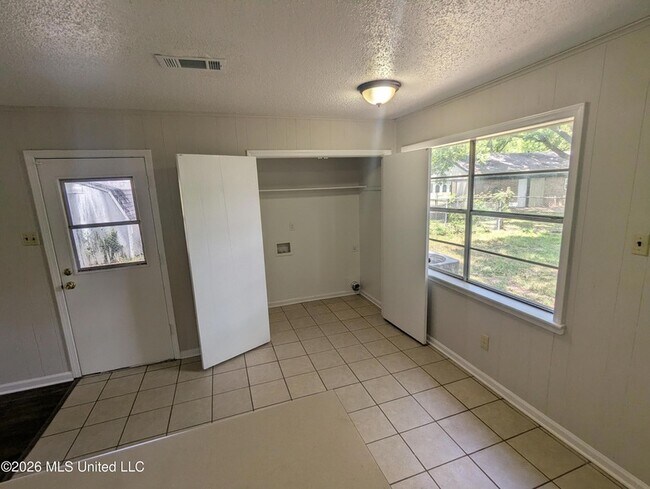 Foto del edificio - 6480 Forest Glen Dr