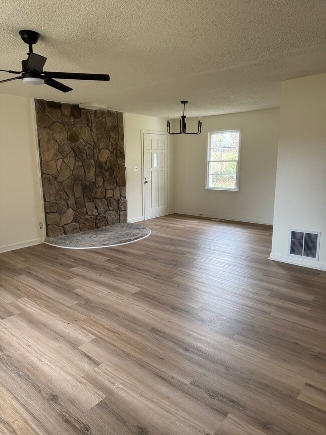 Building Photo - Cute ranch layout 3 bedroom 1 bath home in...