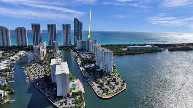 Foto del edificio - 100 Bayview Dr