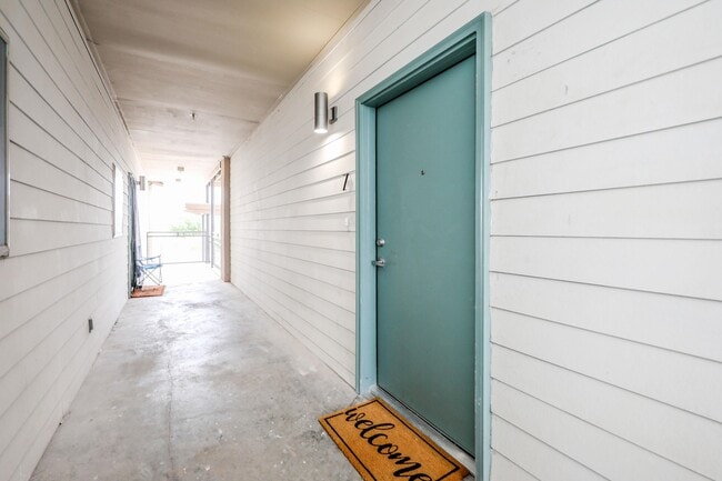 Building Photo - 1511 Don Camilo Blvd