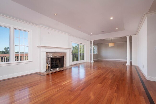 Building Photo - 10 Tiptoe Ln