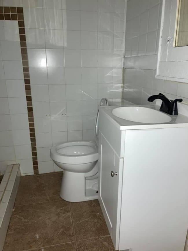 Bathroom - 566 N Malone St