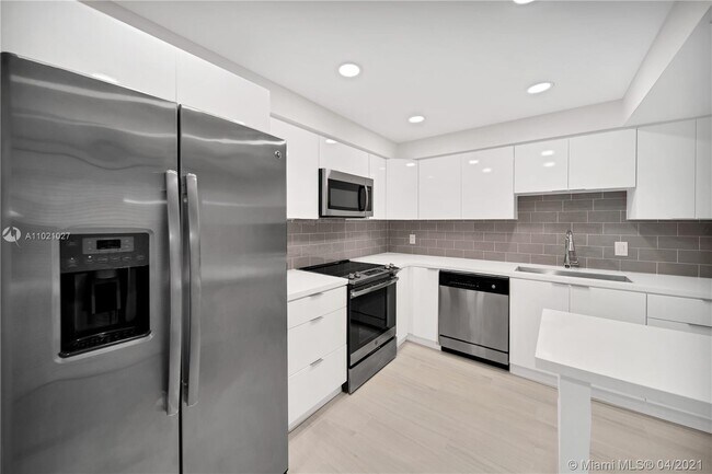 Building Photo - 16400 Golf Club Rd