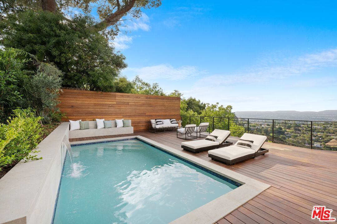 Foto principal - 8620 Skyline Dr