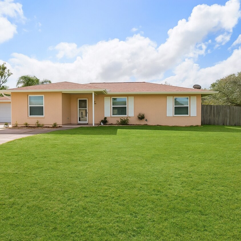 Primary Photo - Charming 3-Bedroom Home with Garage in Del...