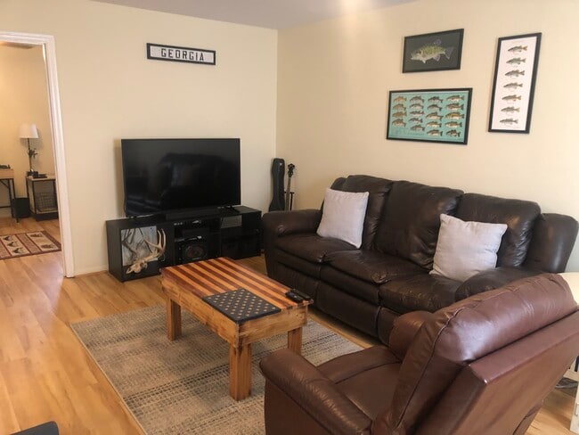 Building Photo - 159 E Cloverhurst Ave