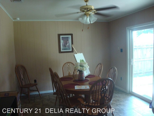 Building Photo - 3 br, 2 bath House - 2101 Peach St.