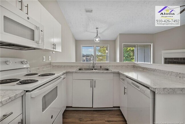 Foto del edificio - 6800 Willowbrook Dr