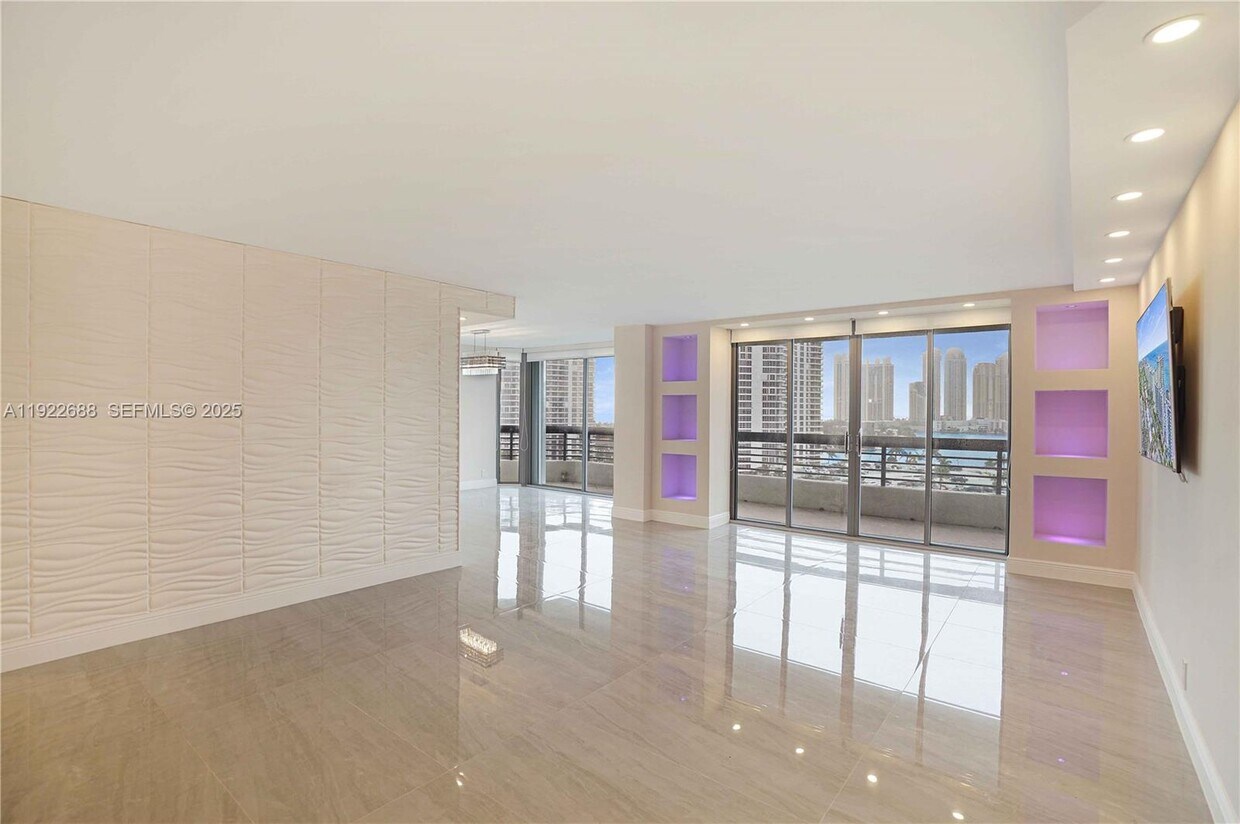 Foto principal - 3500 Mystic Pointe Dr