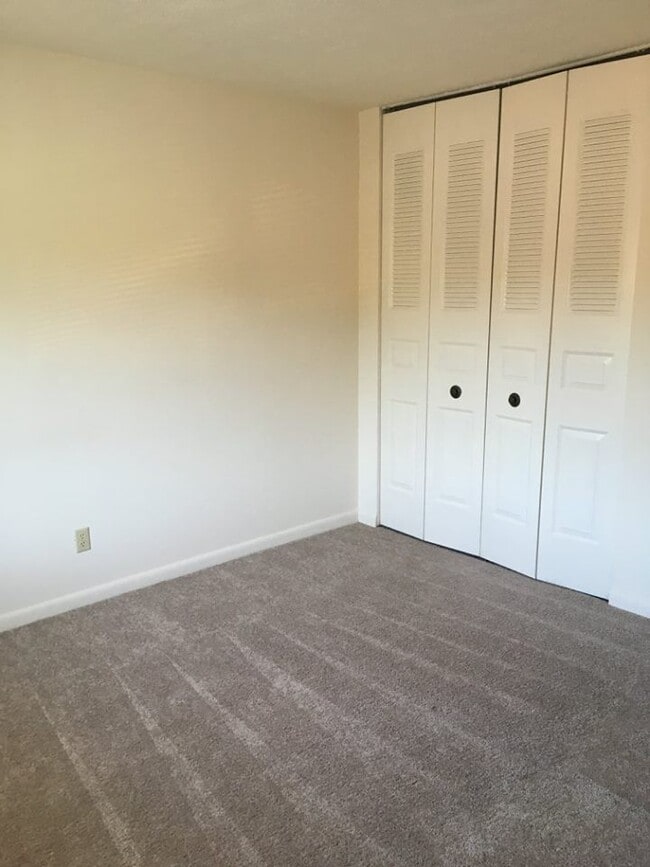 Building Photo - Twelve Oak Apartments