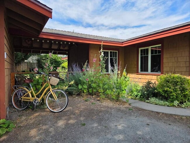 Building Photo - Adorable 2 bedroom house for rent in quiet...