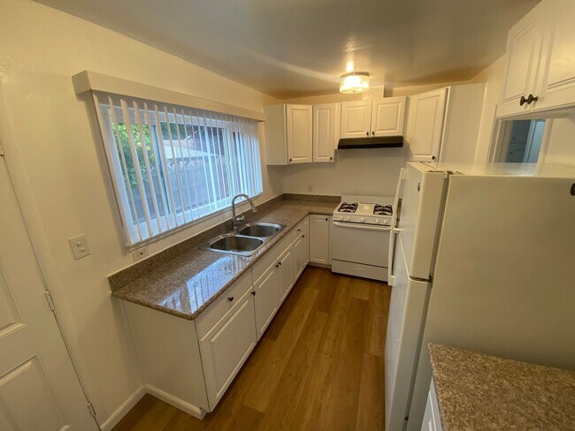 Foto del edificio - Beautiful & Spacious 3 Bedroom, 1 Bathroom Locust St Home in Cherryland – W Laundry Hook up, Back...
