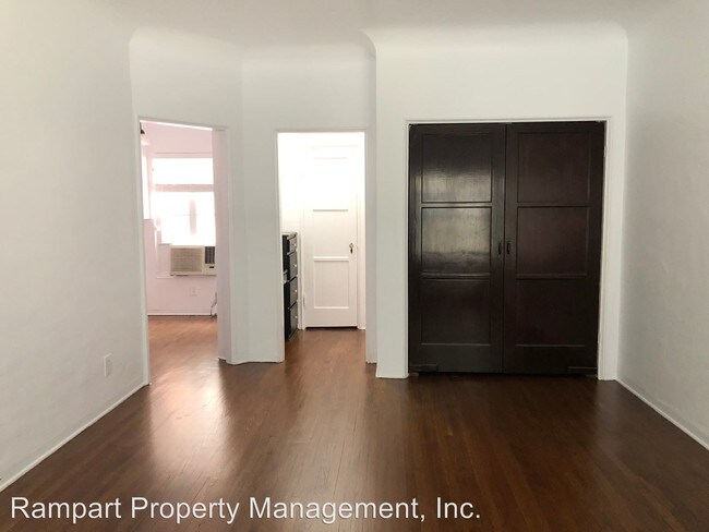 Building Photo - 640 N Beachwood Dr
