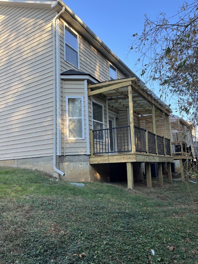 Foto del edificio - "Spacious 3-Bedroom Townhouse Retreat with Fireplace & Hardwood Floors in Antioch!"