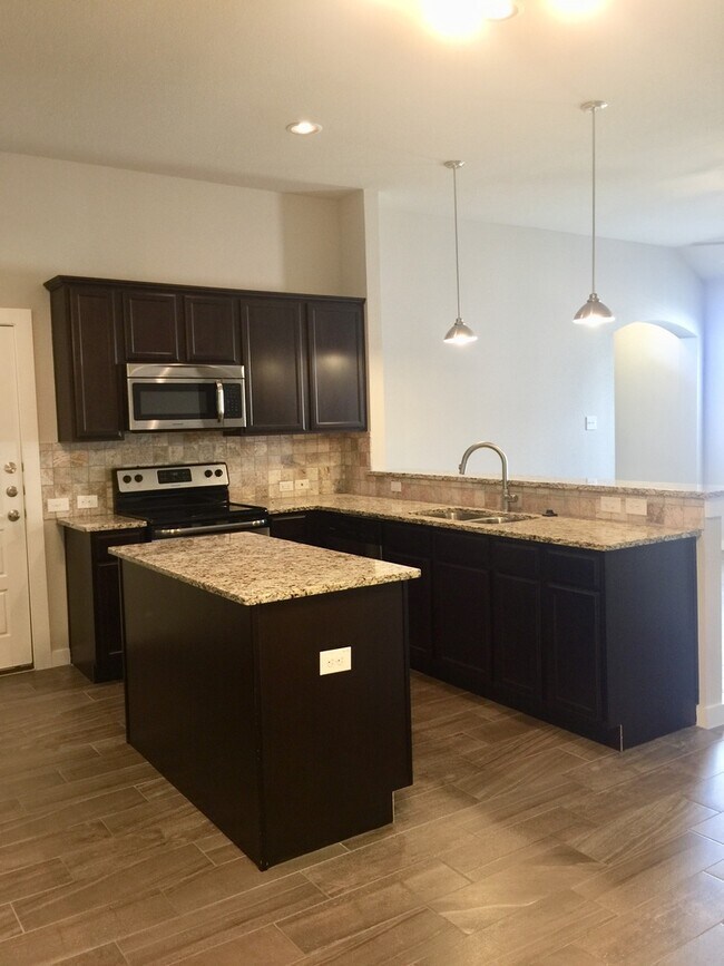 Building Photo - AVAILABLE NOW LUXURY DUPLEX LOCATED IN MIDLOTHIAN, TEXAS!