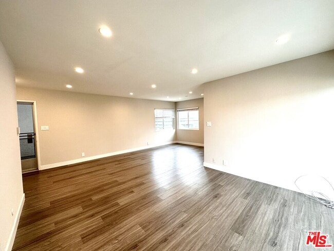 Building Photo - 1051 S Sherbourne Dr