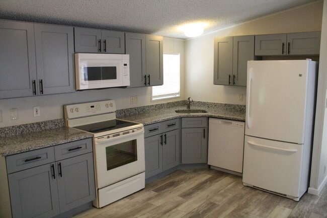 Building Photo - Updated mobile home in the country