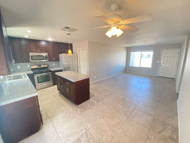 Building Photo - *GREAT 4 BEDROOM HOME WITH UPDATED TILE FL...