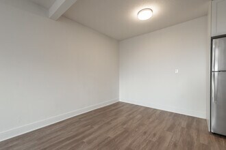 Building Photo - 948 Esquimalt Rd