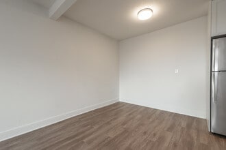 Building Photo - 948 Esquimalt Rd