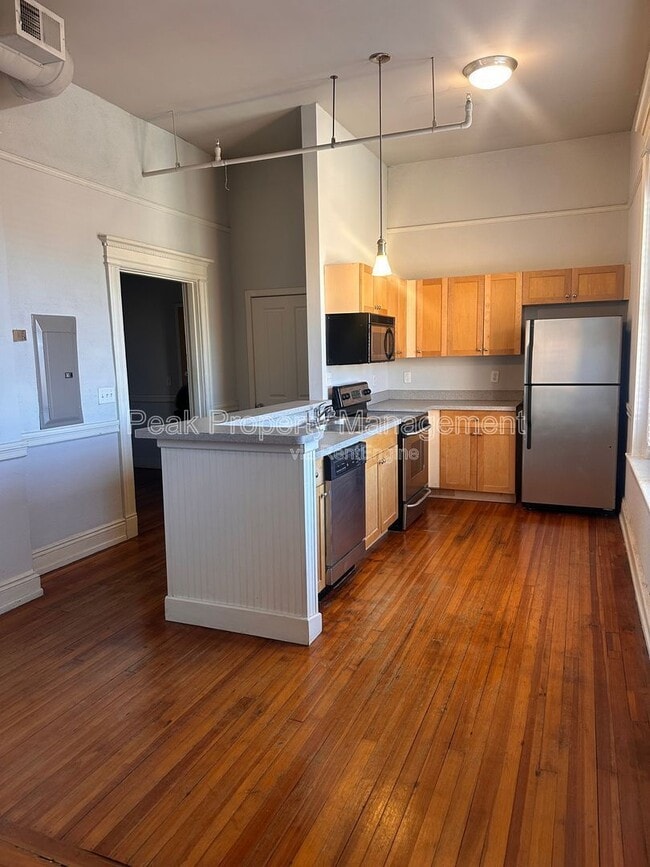 Building Photo - 220 E Marshall St