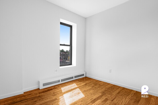 Building Photo - 879 Dekalb Ave