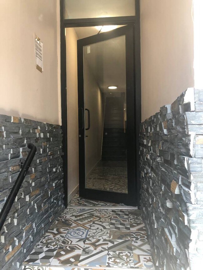 Building Photo - 321 Eldert St