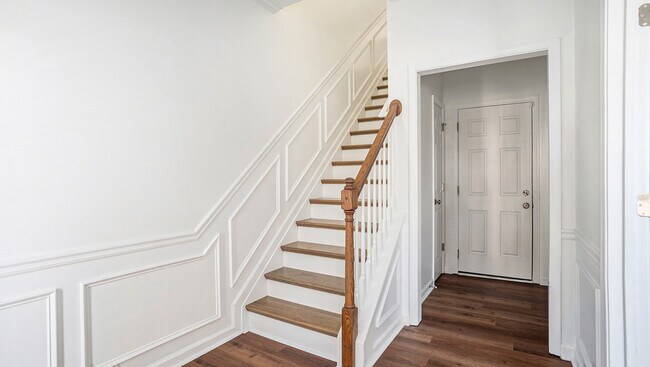 First-Floor Entrance - 3306 Chastain Gardens Dr NW