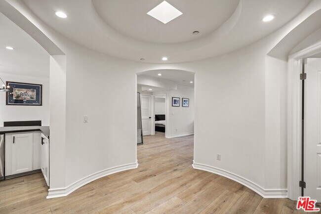 Building Photo - 122 N Clark Dr