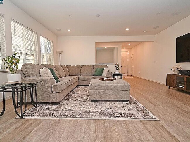 Building Photo - Gorgeous 4 Bedroom 3 Bath with SOLAR!