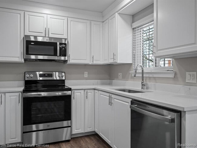 Foto del edificio - 895 Harcourt Rd