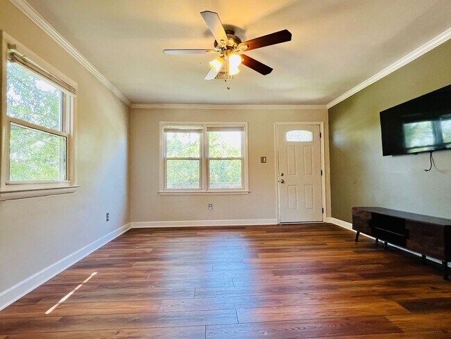 Foto del edificio - Charming Rancher in the Heart of Colonial Place