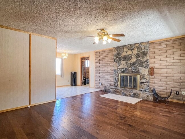 Building Photo - Spacious 3 bedroom 2 bath with Solar Panels