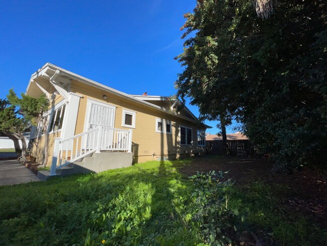 Building Photo - BEAUTIFUL CRAFTSMAN HOME IN SPRING VALLEY