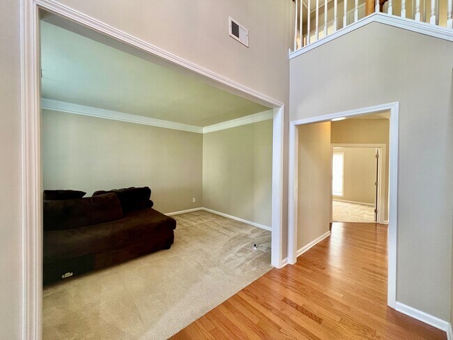 Building Photo - SPACIOUS 5 Bedroom home in ideal location