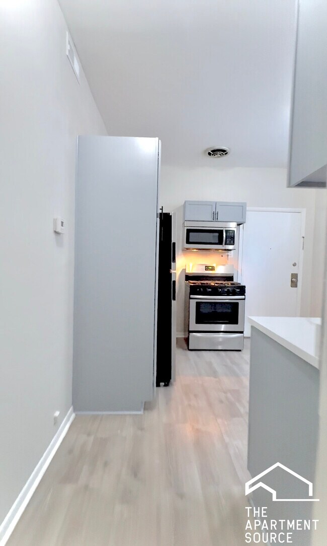 Foto del edificio - 4854 W Diversey Ave
