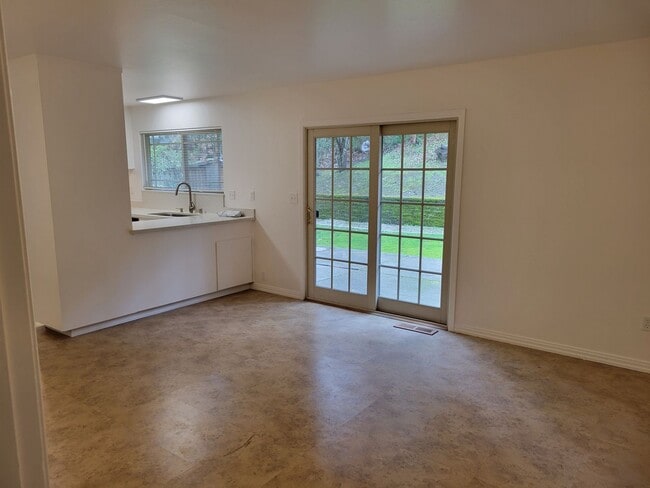 Building Photo - COMING SOON! Charming 4 Bed 3 Bath Home in...