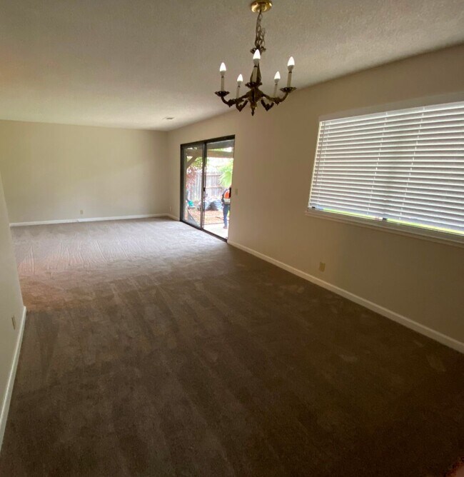 Foto del edificio - 130 Quietwood Dr