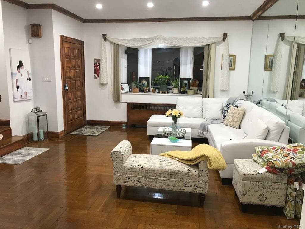 Foto principal - 53-28 63rd St