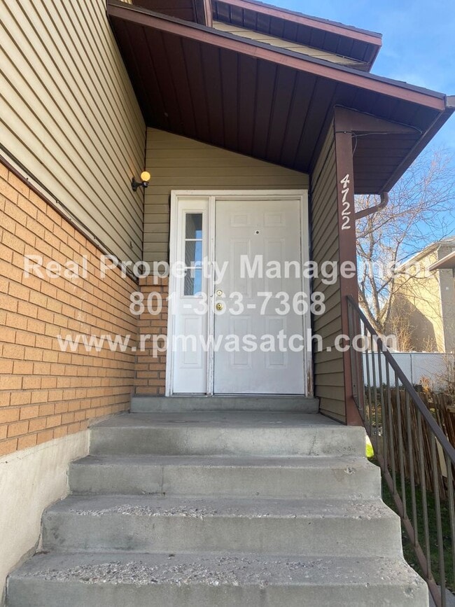 Foto del edificio - Check out This 3 Bedroom 1.5 bathroom Dupl...