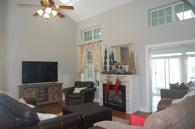 Building Photo - 2315 Waterhaven Dr