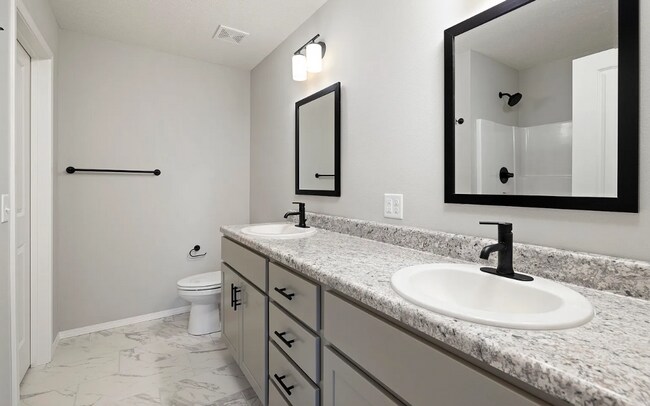 Building Photo - Beautiful 3 Bedroom Home with a fully fenc...