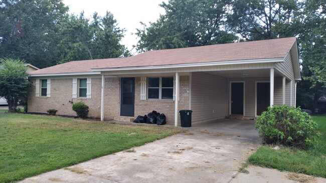 Building Photo - *LEASED* 3/1, 1122 sqft. Home w/fenced yar...