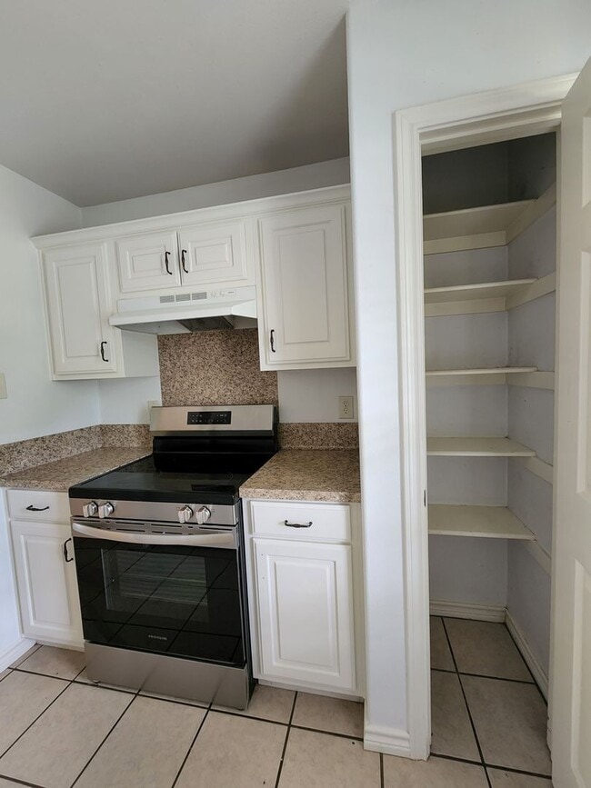 Building Photo - 3 bedroom 2 bath brick home