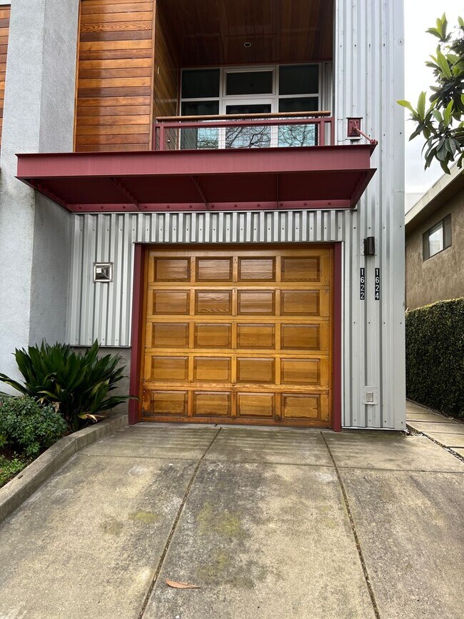 Building Photo - THIS IS THE LOCATION AND LIFESTYLE YOU WAN...