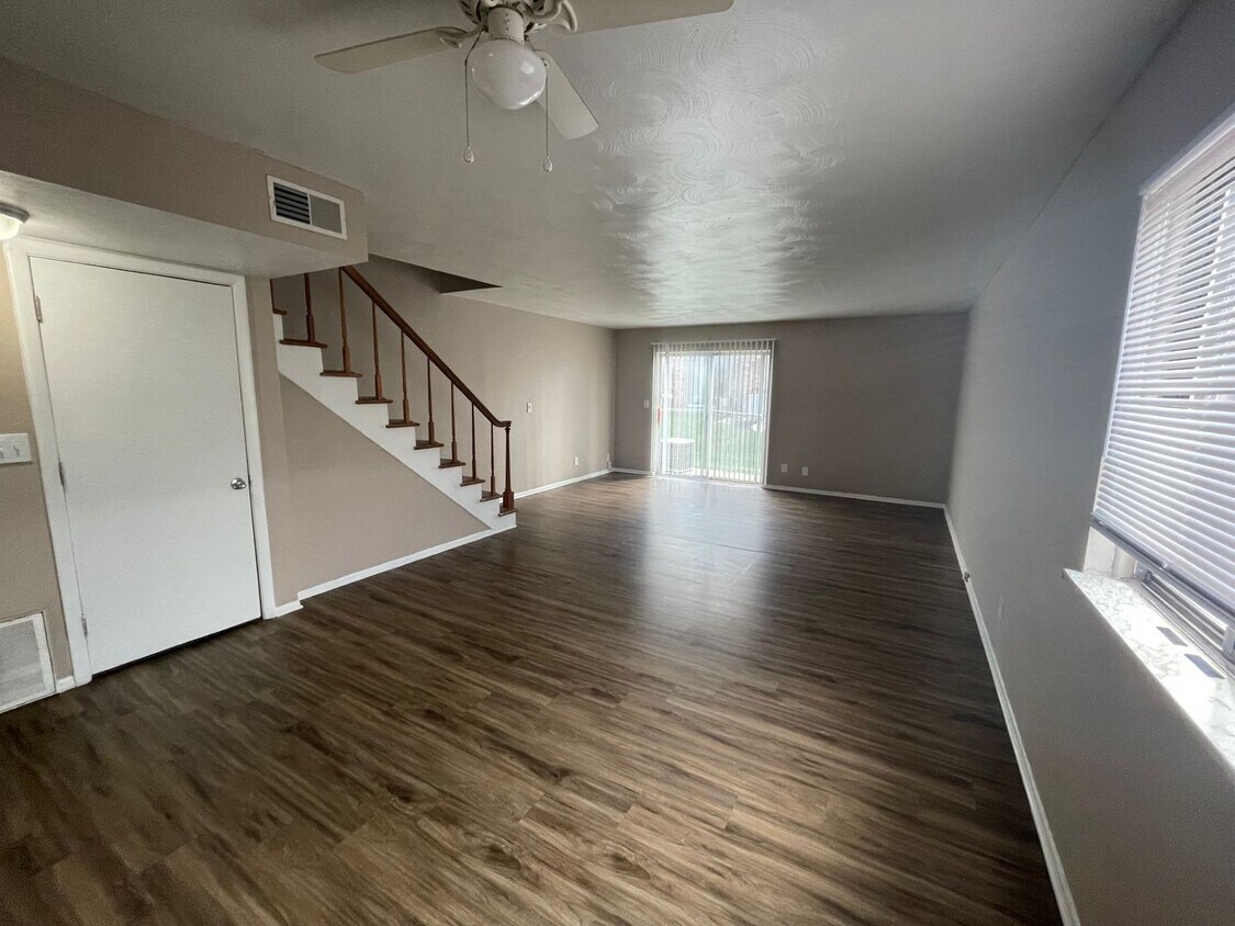 Foto principal - 3 Bedroom Townhome