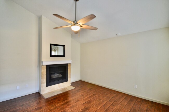 Building Photo - Remodeled 2 Bedroom Townhome in Fullerton