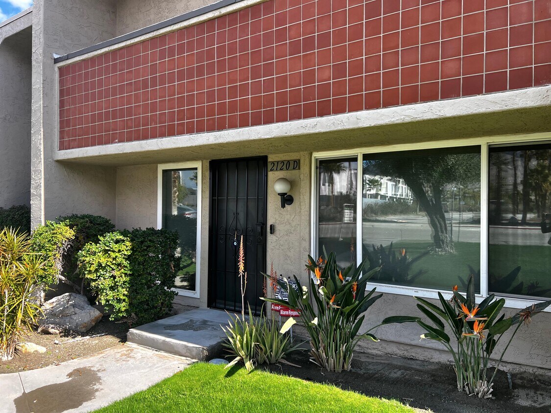 Primary Photo - 2120 N Indian Canyon Dr