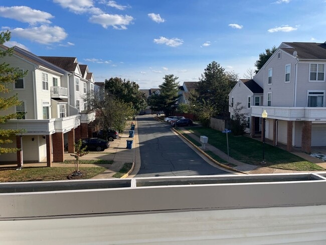 Building Photo - Beautiful 3 Bed 2.5 Bath Interior Townhome In Ashburn Village