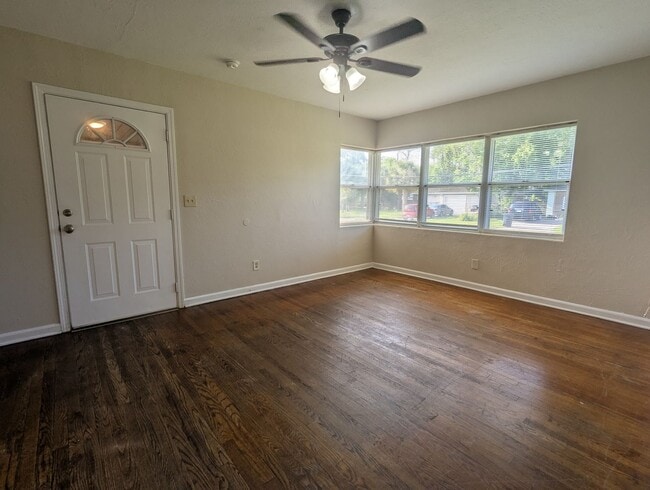 Building Photo - Great 3 Bedroom 1 Bath in convenient locat...
